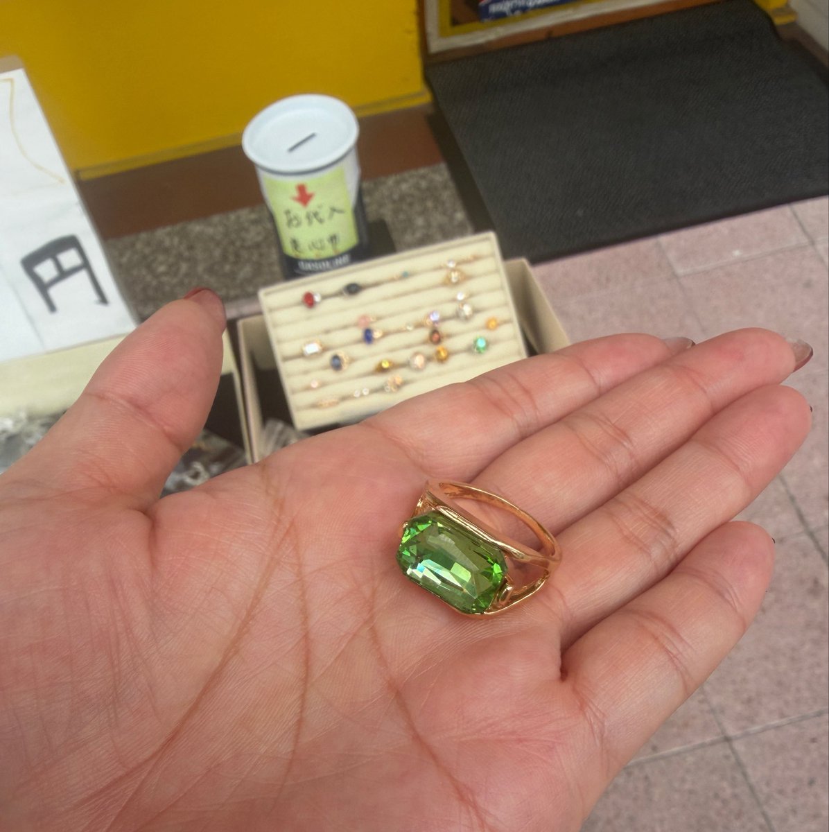 potofubecon's tweet photo. 湯婆婆みたいな指輪が一個100円⁉️ってはしゃいでたら通りすがりのおばあちゃんに「余計に買われんで、欲やき」って言われてしまった https://t.co/9OA7bgMjcm