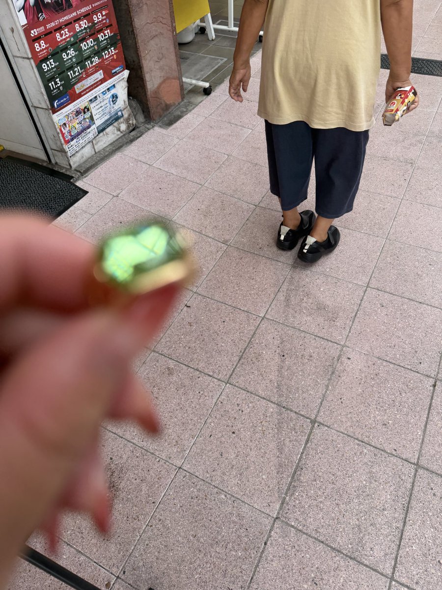 potofubecon's tweet photo. 湯婆婆みたいな指輪が一個100円⁉️ってはしゃいでたら通りすがりのおばあちゃんに「余計に買われんで、欲やき」って言われてしまった https://t.co/9OA7bgMjcm