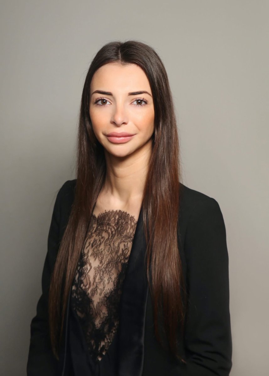 LBleuBlancRouge's tweet photo. 🗣️ Julia Jakubowicz, nièce de l’avocat Alain Jakubowicz : 

« Aucun juif de France ne songe à changer son enfant d'école à cause de Jordan Bardella ou d’un membre du RN.

Aucun juif de France ne cache son identité dans un amphithéâtre de fac à cause de Jordan Bardella ou d’un membre du RN.

Aucun juif de France ne se fait cracher dessus dans le métro par Jordan Bardella ou un membre du RN parce que sa jupe serait trop courte.

Aucun juif de France ne regarde derrière lui le soir ou ne rase les murs parce que Jordan Bardella ou un membre du RN le suit.

Aucun juif de France ne retire la mezouza de sa porte par peur que celle-ci soit arrachée par Jordan Bardella ou un membre du RN.

Aucun rabbin ne se fait frapper et traiter de « génocidaire » par Jordan Bardella ou un membre du RN.

Aucune synagogue de France n'est gardée par des soldats à cause de Jordan Bardella ou d’un membre du RN.

Aucun juif de France ne vit sous protection policière à cause de Jordan Bardella ou d’un membre du RN.

Ce n'est ni Jordan Bardella ni un membre du RN qui a refusé de qualifier le Hamas d'organisation terroriste au lendemain du 7 octobre.

Ce n'est ni Jordan Bardella ni un membre du RN qui manquait à la marche contre l'antisémitisme du 12 novembre 2023.
Ce n’est ni Jordan Bardella ni un membre du RN qui a reconnu un État palestinien alors que 48 otages étaient encore retenus dans les tunnels de Gaza.

Ce n’est ni Jordan Bardella ni un membre du RN qui a déclaré que le Hamas n’avait jamais sévi en Cisjordanie alors qu’un un franco-israélien venait la veille d’y perdre la vie.
 
Enfin, ce n’est pas non plus Jordan Bardella ou un membre du RN qui ajoute aux noms de Sébastien Selam, Ilan Halimi, Jonathan, Arié, Gabriel Sandler, Myriam Monsonego, Yohan Cohen, Philippe Braham, François-Michel Saada, Yoav Hattab, Sarah Halimi et Mireille Knoll d’autres noms de victimes tuées parce que juifs en France.
 
Nous ne savons pas grand-chose de cette énième polémique dont nous n’avons que faire, mais voilà au moins ce que nous savons avec certitude. Et qui devrait amplement nous suffire. » 

Elle a tellement tout dit. Nos compatriotes de confession juive savent et c’est bien là le principal. 🫶🏻🇫🇷