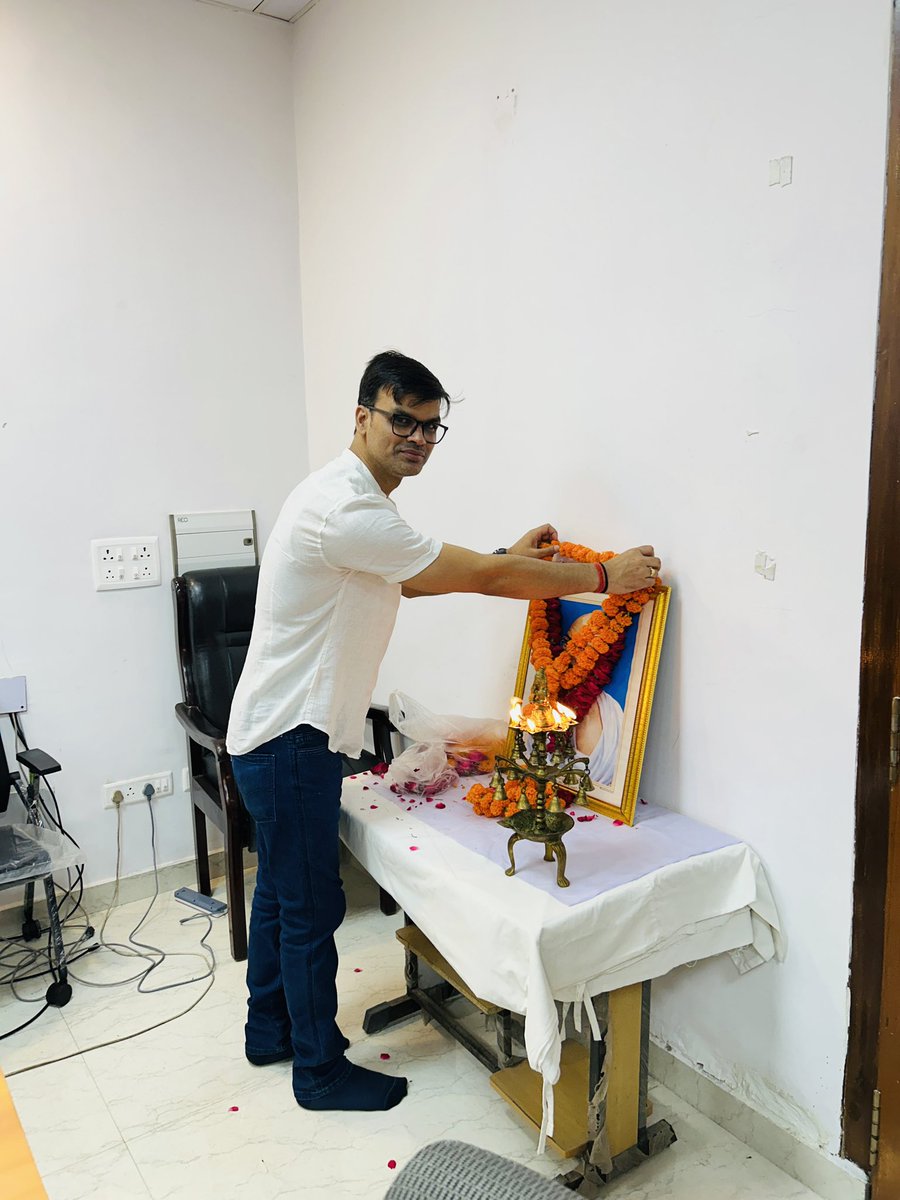 PMG_AGRA's tweet photo. आज दिनांक 02 अक्टूबर 2026 को गांधी जयंती के पावन अवसर पर आगरा परिक्षेत्रीय कार्यालय में राष्ट्रपिता महात्मा गांधी जी को श्रद्धासुमन अर्पित कर श्रद्धांजलि दी गई। https://t.co/rNLE2ZtGPc