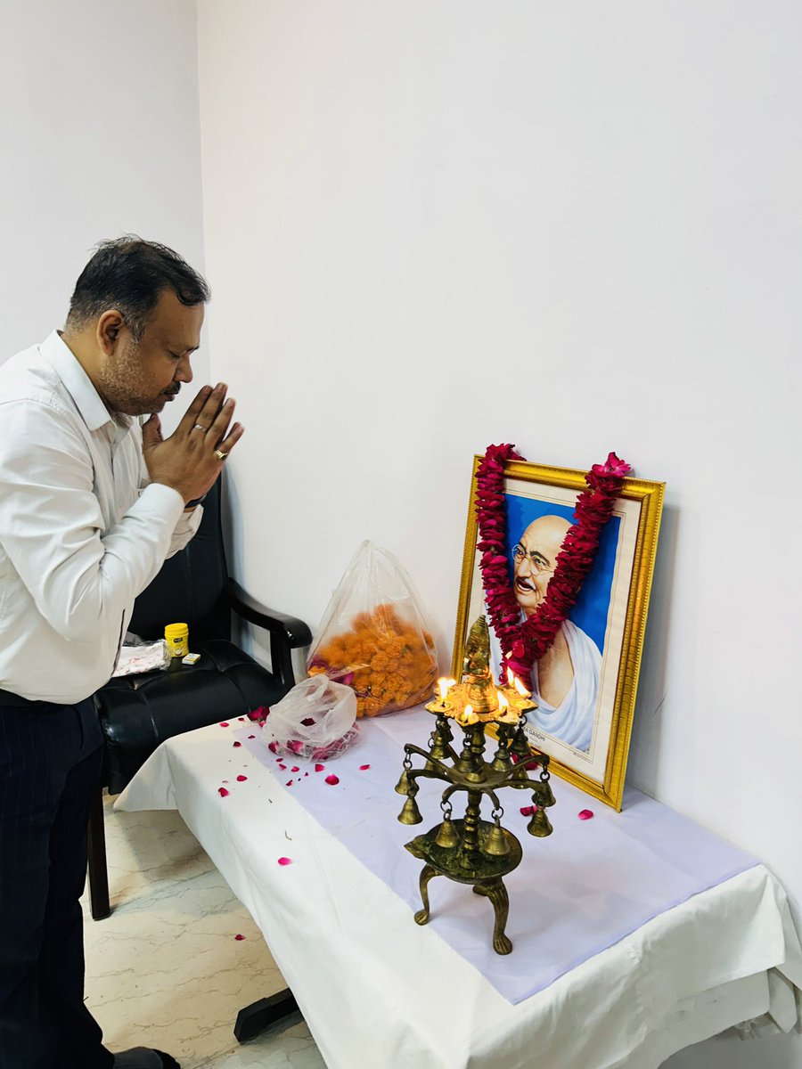 PMG_AGRA's tweet photo. आज दिनांक 02 अक्टूबर 2026 को गांधी जयंती के पावन अवसर पर आगरा परिक्षेत्रीय कार्यालय में राष्ट्रपिता महात्मा गांधी जी को श्रद्धासुमन अर्पित कर श्रद्धांजलि दी गई। https://t.co/rNLE2ZtGPc