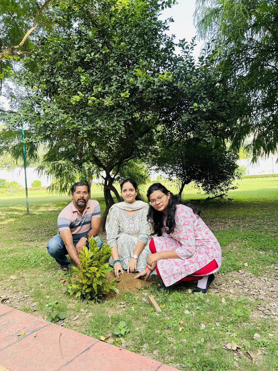 PMG_AGRA's tweet photo. इस अवसर पर स्वच्छता अभियान के अंतर्गत स्वच्छता गतिविधियों का आयोजन किया गया तथा ‘एक पेड़ माँ के नाम’ अभियान के तहत पौधारोपण कर पर्यावरण संरक्षण का संदेश दिया गया।

इस अवसर पर परिक्षेत्रीय कार्यालय के समस्त अधिकारीगण एवं कर्मचारी उपस्थित रहे https://t.co/NH35Htd1QA