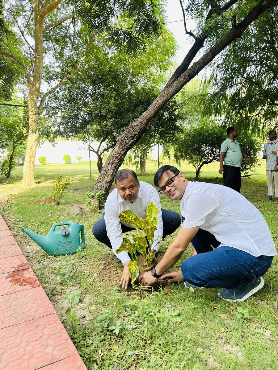 PMG_AGRA's tweet photo. इस अवसर पर स्वच्छता अभियान के अंतर्गत स्वच्छता गतिविधियों का आयोजन किया गया तथा ‘एक पेड़ माँ के नाम’ अभियान के तहत पौधारोपण कर पर्यावरण संरक्षण का संदेश दिया गया।

इस अवसर पर परिक्षेत्रीय कार्यालय के समस्त अधिकारीगण एवं कर्मचारी उपस्थित रहे https://t.co/NH35Htd1QA