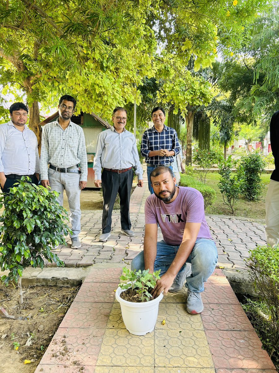 PMG_AGRA's tweet photo. और स्वच्छता एवं पर्यावरण संरक्षण के प्रति अपनी प्रतिबद्धता दोहराई।

#GandhiJayanti2026 #SwachhtaAbhiyan #EkPedMaaKeNaam #CleanIndia @IndiaPostOffice @JM_Scindia @PIB_India @mygovindia @DDNewslive @cpmgup https://t.co/wbjWRodK5V