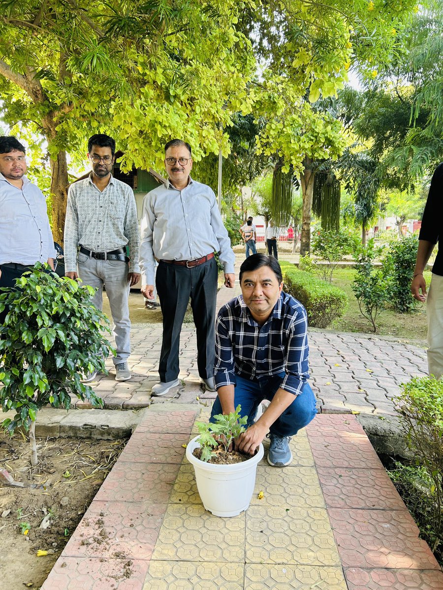 PMG_AGRA's tweet photo. और स्वच्छता एवं पर्यावरण संरक्षण के प्रति अपनी प्रतिबद्धता दोहराई।

#GandhiJayanti2026 #SwachhtaAbhiyan #EkPedMaaKeNaam #CleanIndia @IndiaPostOffice @JM_Scindia @PIB_India @mygovindia @DDNewslive @cpmgup https://t.co/wbjWRodK5V