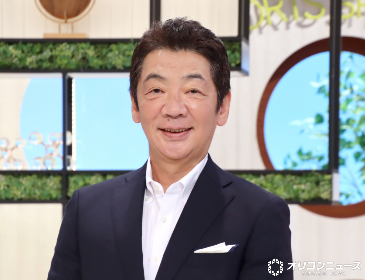 oricon's tweet photo. 『ミヤネ屋』最終回、宮根誠司が涙であいさつ
最後は「これにて閉店ガラガラ」
https://t.co/T0F3R7yuvQ
⠀
「私のわがままで卒業することになりました。地方の局アナが番組やって20年やって、叱咤激励いただき続けることができました」と振り返り「読売テレビさんにはフリーアナウンサーとしての地位 を作っていただいた」と感謝。「さみしい気持ちと肩の荷が降りたような複雑な気持ち。まだまだ微力ですが、テレビをご覧の皆さんのお力になって平和で笑顔で楽しいことを伝えられる司会者になれたら」と語り、最後に「これにて閉店ガラガラ」で結んだ。