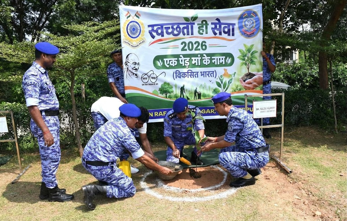 106BNRAF's tweet photo. 🧹🇮🇳 स्वच्छता ही सेवा (SHS) अभियान-2026 के अंतर्गत 02/10/2026 को गांधी जयंती के अवसर पर #106RAF के कमांडेंट श्री राजीव कुमार के नेतृत्व में अधिकारियों एवं जवानों ने स्वच्छता की शपथ ली तथा पर्यावरण संरक्षण के संकल्प के साथ “एक पेड़ माँ के नाम” अभियान के तहत पौधारोपण किया।🌱🇮🇳 https://t.co/vr9f0CXs5K