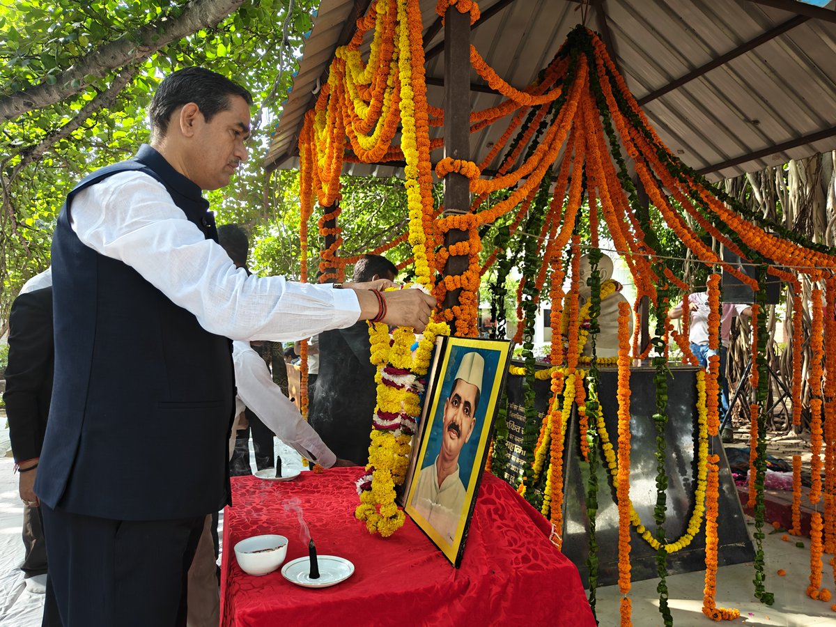 DMMathura1's tweet photo. माननीय पूर्व प्रधानमंत्री श्री लाल बहादुर शास्त्री जी की जयंती के अवसर पर उनकी चित्र (फोटो) पर माल्यार्पण एवं पुष्पार्पण किया।

श्रद्धा एवं कृतज्ञता के साथ नमन करते हुए भावभीनी श्रद्धांजलि अर्पित की।

@UPGovt @myogiadityanath
@CMOfficeUP @InfoDeptUP https://t.co/TxIg49bJcS