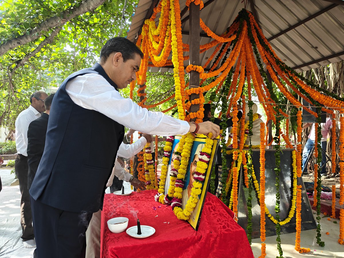 DMMathura1's tweet photo. माननीय पूर्व प्रधानमंत्री श्री लाल बहादुर शास्त्री जी की जयंती के अवसर पर उनकी चित्र (फोटो) पर माल्यार्पण एवं पुष्पार्पण किया।

श्रद्धा एवं कृतज्ञता के साथ नमन करते हुए भावभीनी श्रद्धांजलि अर्पित की।

@UPGovt @myogiadityanath
@CMOfficeUP @InfoDeptUP https://t.co/TxIg49bJcS