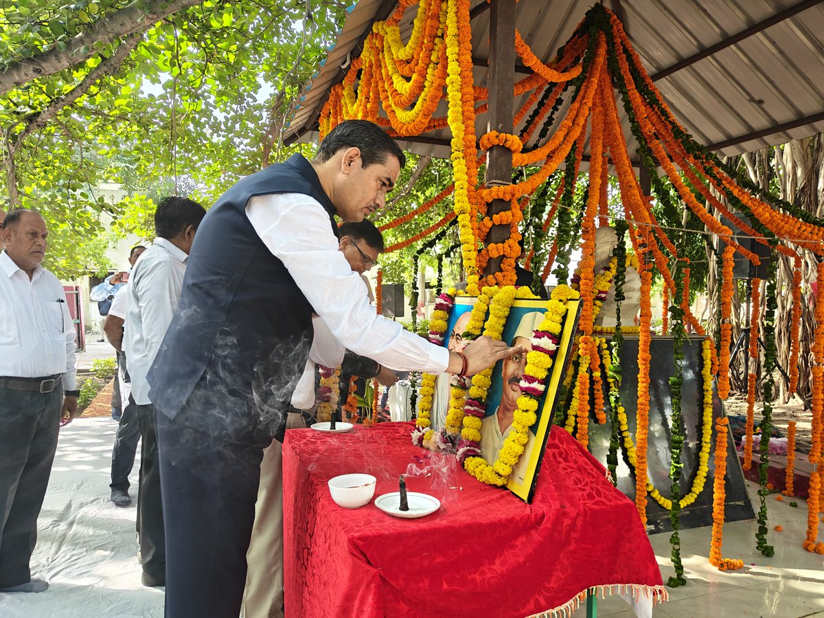 DMMathura1's tweet photo. माननीय पूर्व प्रधानमंत्री श्री लाल बहादुर शास्त्री जी की जयंती के अवसर पर उनकी चित्र (फोटो) पर माल्यार्पण एवं पुष्पार्पण किया।

श्रद्धा एवं कृतज्ञता के साथ नमन करते हुए भावभीनी श्रद्धांजलि अर्पित की।

@UPGovt @myogiadityanath
@CMOfficeUP @InfoDeptUP https://t.co/TxIg49bJcS