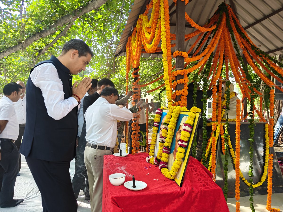 DMMathura1's tweet photo. माननीय पूर्व प्रधानमंत्री श्री लाल बहादुर शास्त्री जी की जयंती के अवसर पर उनकी चित्र (फोटो) पर माल्यार्पण एवं पुष्पार्पण किया।

श्रद्धा एवं कृतज्ञता के साथ नमन करते हुए भावभीनी श्रद्धांजलि अर्पित की।

@UPGovt @myogiadityanath
@CMOfficeUP @InfoDeptUP https://t.co/TxIg49bJcS