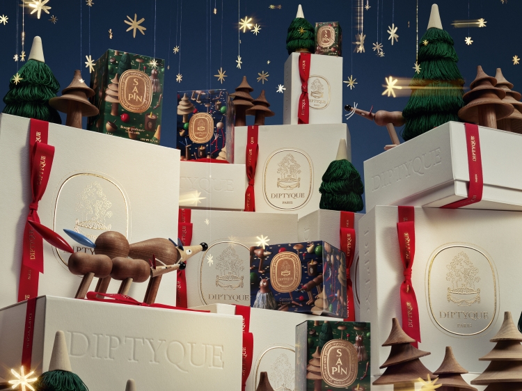 FASHIONHL's tweet photo. Wood in Motion, Carrying Scent: Diptyque and Jean-Simon Roch Create an Enchanted Forest for Holiday 2026

→https://t.co/qf8MmKF9Xu

Wood turns, spins, and carries scent. Diptyque joins artist Jean-Simon Roch for Holiday 2026, bringing woodcraft, movement, and fragrance together in an enchanted forest.

#Diptyque #JeanSimonRoch #Holiday2026 #Fragrance