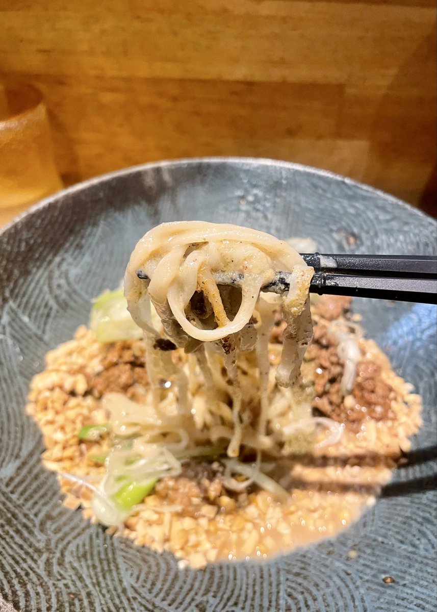 YoshikiyoI's tweet photo. 日本橋朱鷺 @nihonbashi_toki 9月限定→10月延長「汁なし担々麺」2杯目!本日は辛さチョイ増しでオーダー、1杯目よりも明らかに痺れ＆辛さが増し、コクのある混ぜダレにキレが加わり美味しさも倍増!当然、 昆布酢＆追メシで大満足！店長ご馳走様でした！#日本橋朱鷺 #ラーメン https://t.co/BDpBgsTO1N