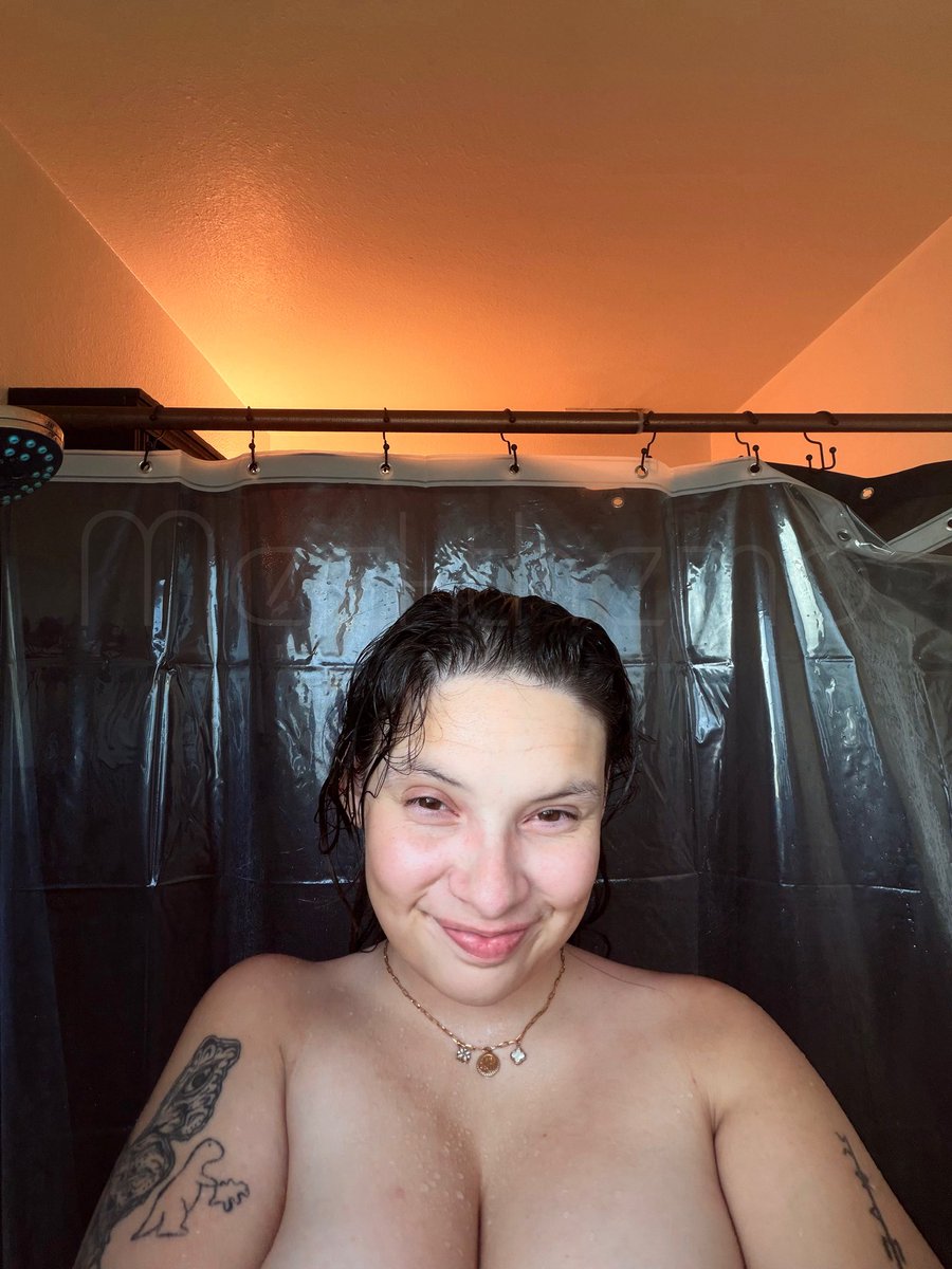 meekthemo's tweet photo. First shower in the new place https://t.co/m5NNjKEwBg