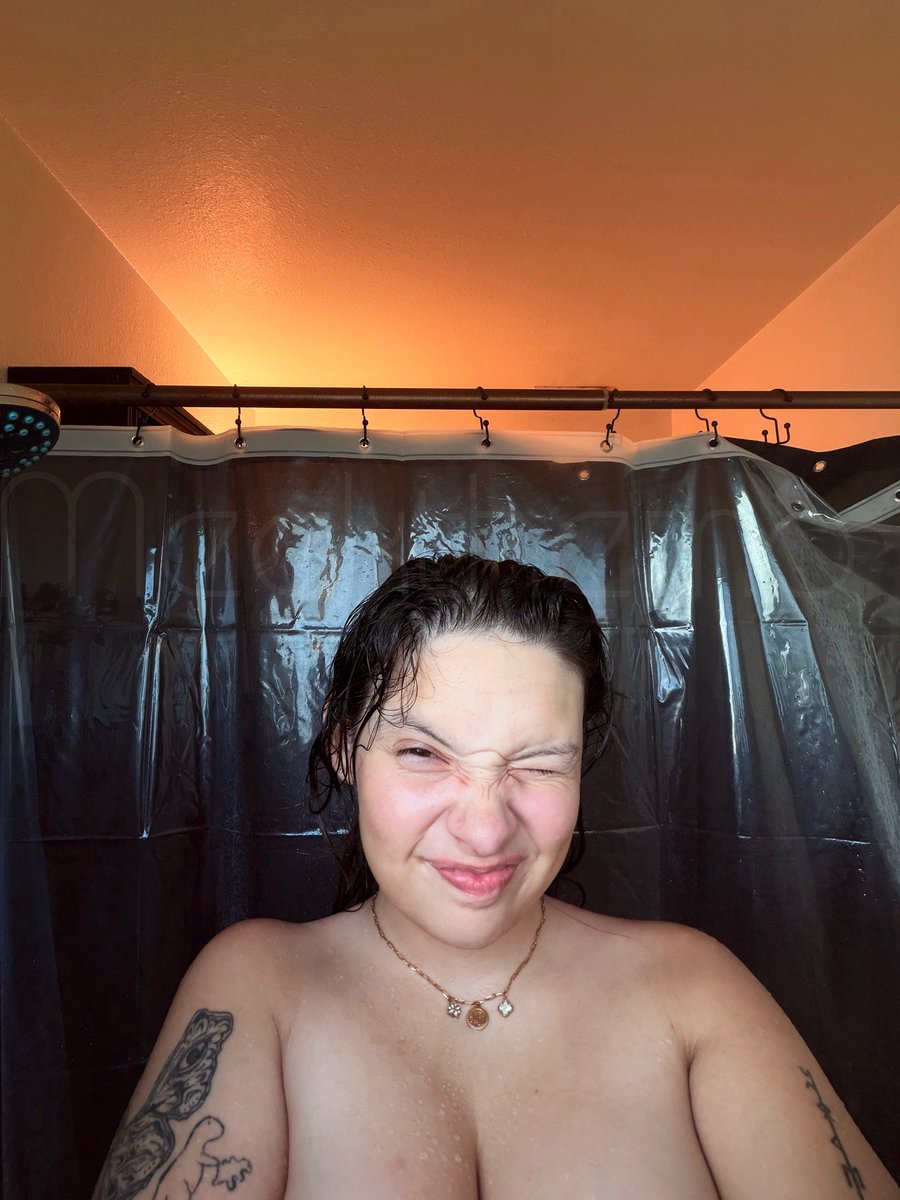 meekthemo's tweet photo. First shower in the new place https://t.co/m5NNjKEwBg