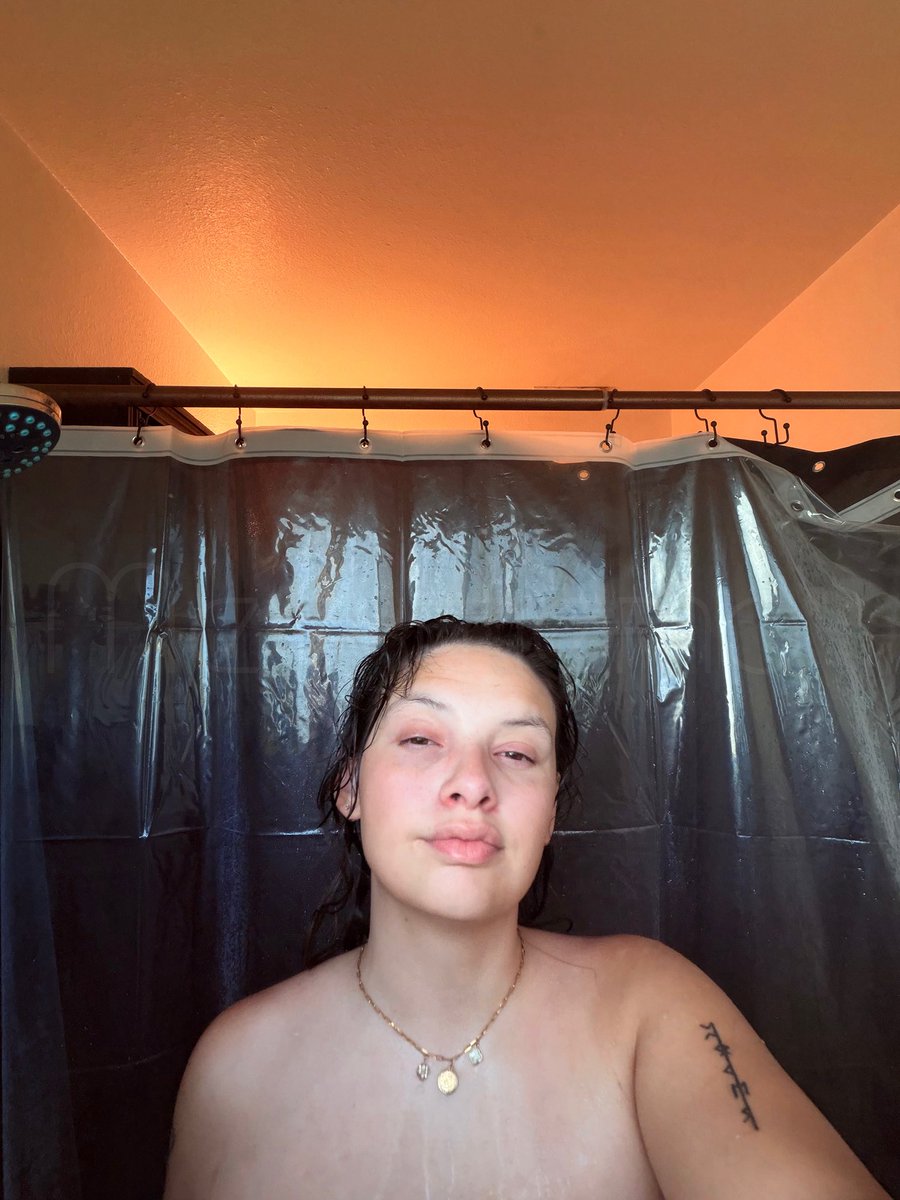 meekthemo's tweet photo. First shower in the new place https://t.co/m5NNjKEwBg