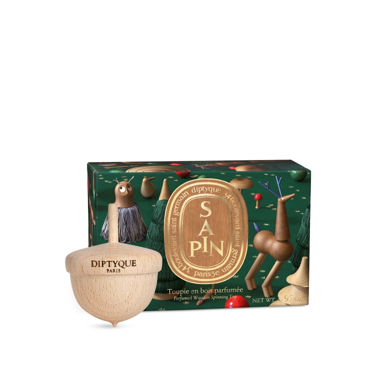 FASHIONHL's tweet photo. Wood in Motion, Carrying Scent: Diptyque and Jean-Simon Roch Create an Enchanted Forest for Holiday 2026

→https://t.co/qf8MmKF9Xu

Wood turns, spins, and carries scent. Diptyque joins artist Jean-Simon Roch for Holiday 2026, bringing woodcraft, movement, and fragrance together in an enchanted forest.

#Diptyque #JeanSimonRoch #Holiday2026 #Fragrance