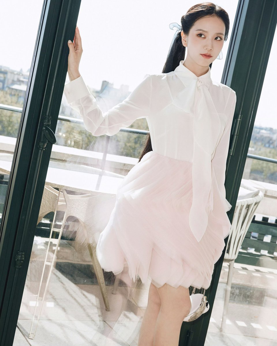 Jisooofv's tweet photo. JISOO Weibo update.

Dior Summer 2027 Women’s Show🌳
#JISOOxDiorSummer27 https://t.co/XVeAUi996L
