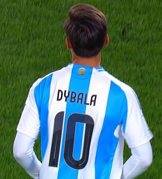 thisisoslooo's tweet photo. Do Messi fans really watch ball? Genuinely asking 😭😭 https://t.co/AHHZeRbldR