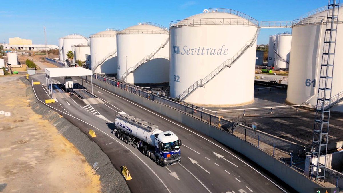 LSevitrade's tweet photo. Recientemente hemos automatizado los accesos y báscula de la Terminal Logística de Líquidos, así como implementado un sistema de cita por turnos para las expediciones de camiones.

Estas medidas han supuesto un ahorro económico y de tiempo para las empresas cargadoras y clientes. https://t.co/v67Qk1b9Jc