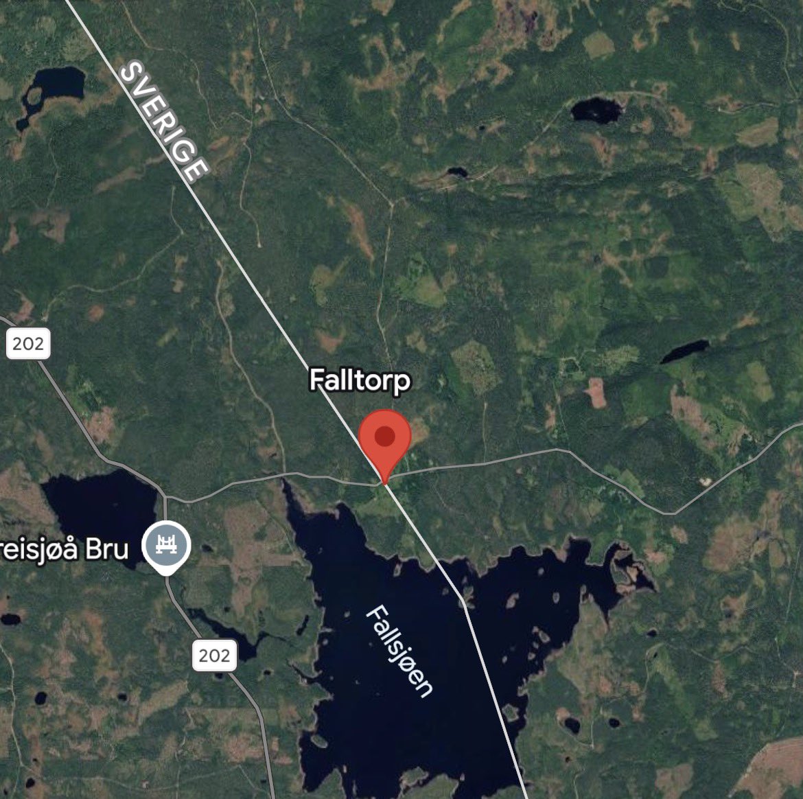 tobiastornros's tweet photo. Bevaka gränsen mot Norge i denna gamla tullstation i Falltorp, Bograngen, där grusväg möter asfalt

135 000 kr https://t.co/sB1FvX6n01