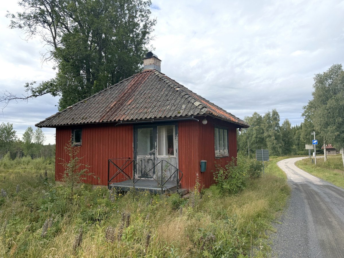tobiastornros's tweet photo. Bevaka gränsen mot Norge i denna gamla tullstation i Falltorp, Bograngen, där grusväg möter asfalt

135 000 kr https://t.co/sB1FvX6n01