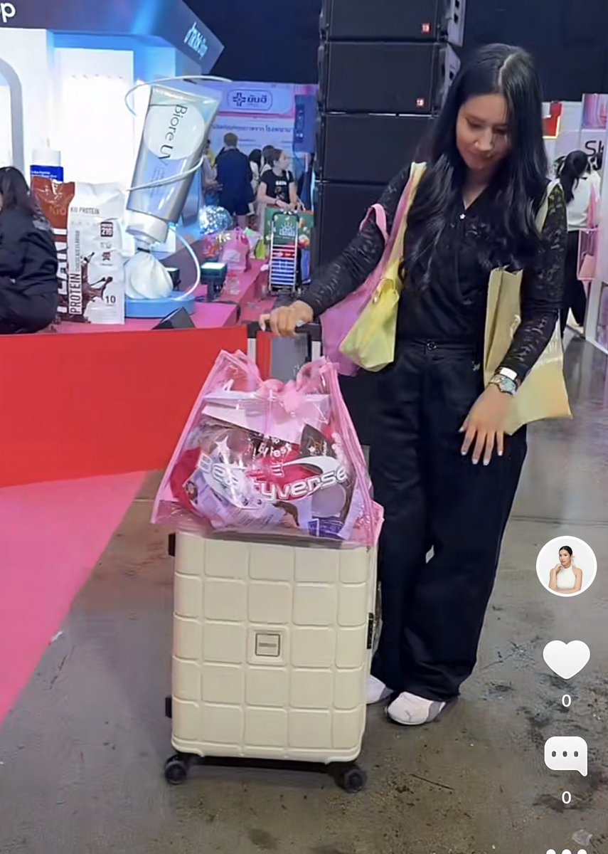meawtoa's tweet photo. @parkropreview ส่วนกระเป๋าเดินทาง เราแนะนำของ American Tourister เราก็เพิ่งสั่งมาเพราะชอบที่แข็งแรง สีออกใหม่สวยมาก  จะ 25/30นิ้วก็มีให้เลือกค่ะ และสามารถขยายกระเป๋าได้ด้วยน้า สายแบกต้องชอบค่ะ
📍 https://t.co/drxm3Elpwk https://t.co/sQpTWkUcyl