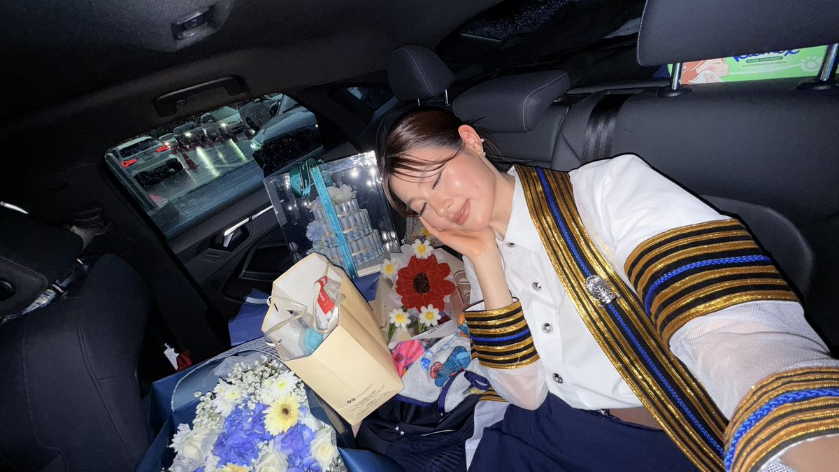 itspahnthitta's tweet photo. Thank you guys! ขอบคุณที่มาหากันวันนี้นะคะ กลับบ้านกันดีดี ใครถึงบ้านแล้วมาบอกด้วยน้า🥹🩵💐

#PahnGraduationsDay 
#pahnthitta https://t.co/KLoYX7Zm4E