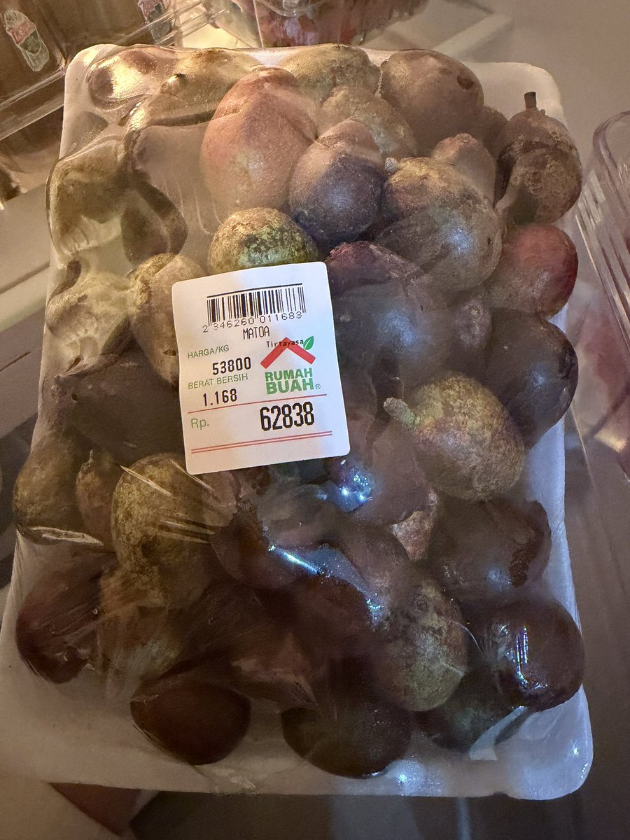 rychasii's tweet photo. Kalian kalo kebandung harus cobain buah ini, rasanya enak banget!!!perpaduan buah lengkeng, leci, sama durian 😭 https://t.co/VgPzMBCTsG