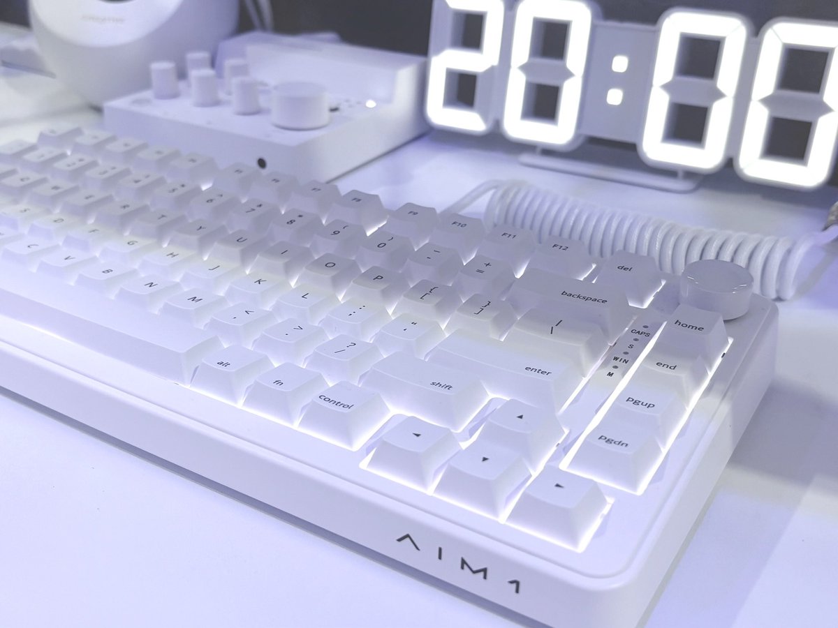 75uxu's tweet photo. ‧₊˚ ୨ my keyboard ୧ ˚₊

#desksetup  #AIM1 https://t.co/dNzXMaknGq