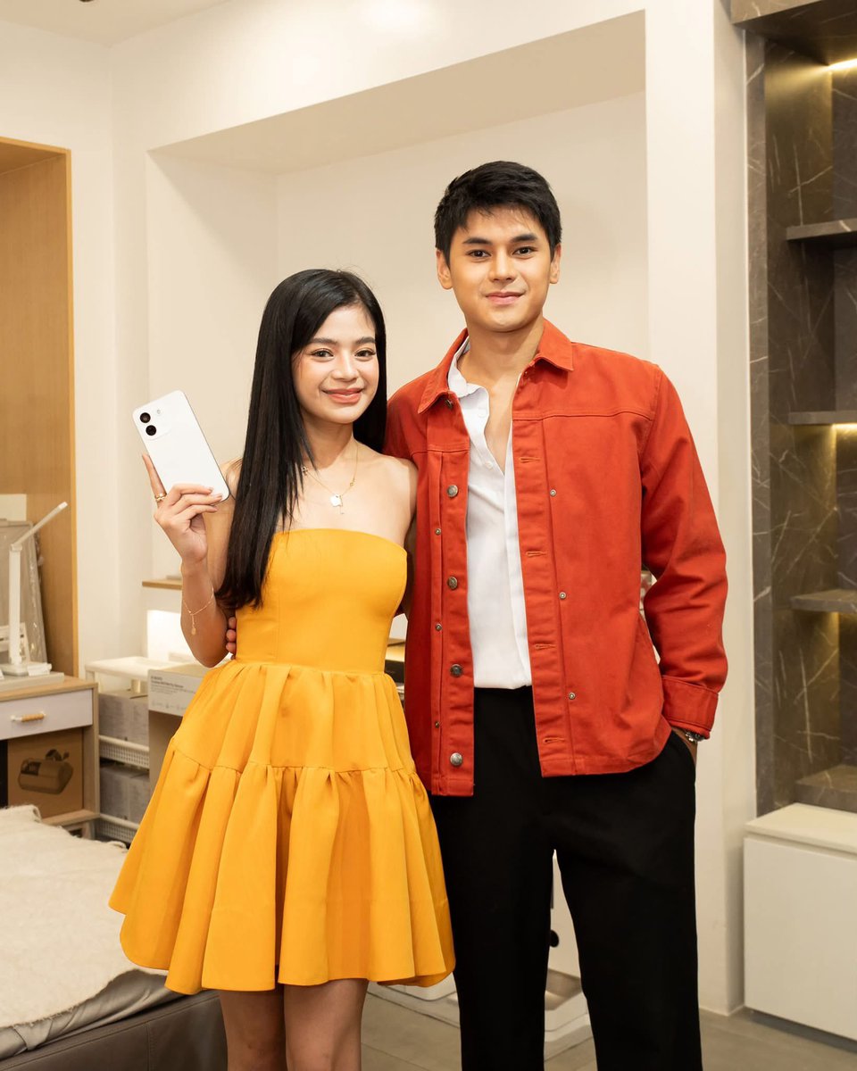 Sparkle_GMA's tweet photo. Making the First Day Sale extra special ✨ Dustin Yu and Bianca De Vera joined the first #REDMINote17Series buyers at the Xiaomi Philippines store in SM Megamall for a day of fun, photos, and celebration ❤️

#DustinYu https://t.co/VrOO7NNUM7