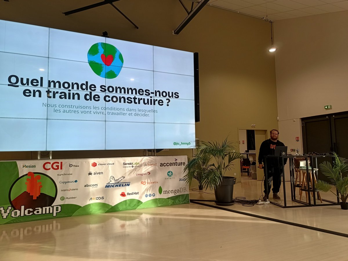 ponceto91's tweet photo. C'est parti pour la journée 2 de Volcamp avec @ju_hnny5 #Volcamp @VolcampIO https://t.co/7EvVSSixm8