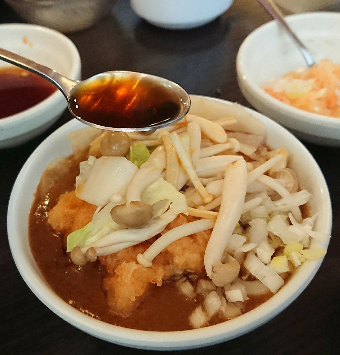 monamie200's tweet photo. しゃぶ葉で最高に美味しいカレーうどんを作るトッピングを見つけたので良ければ試してほしい
・うどんを入れてカレーを掛ける
・もみじおろしと刻みネギを乗せる
・茹でたしめじを乗せる
・上にポン酢を掛ける
ポン酢は多めに掛けるのがオススメ！
ポン酢の効果でカレーの旨味が増して全部美味しくなる https://t.co/8M2lDriO7d