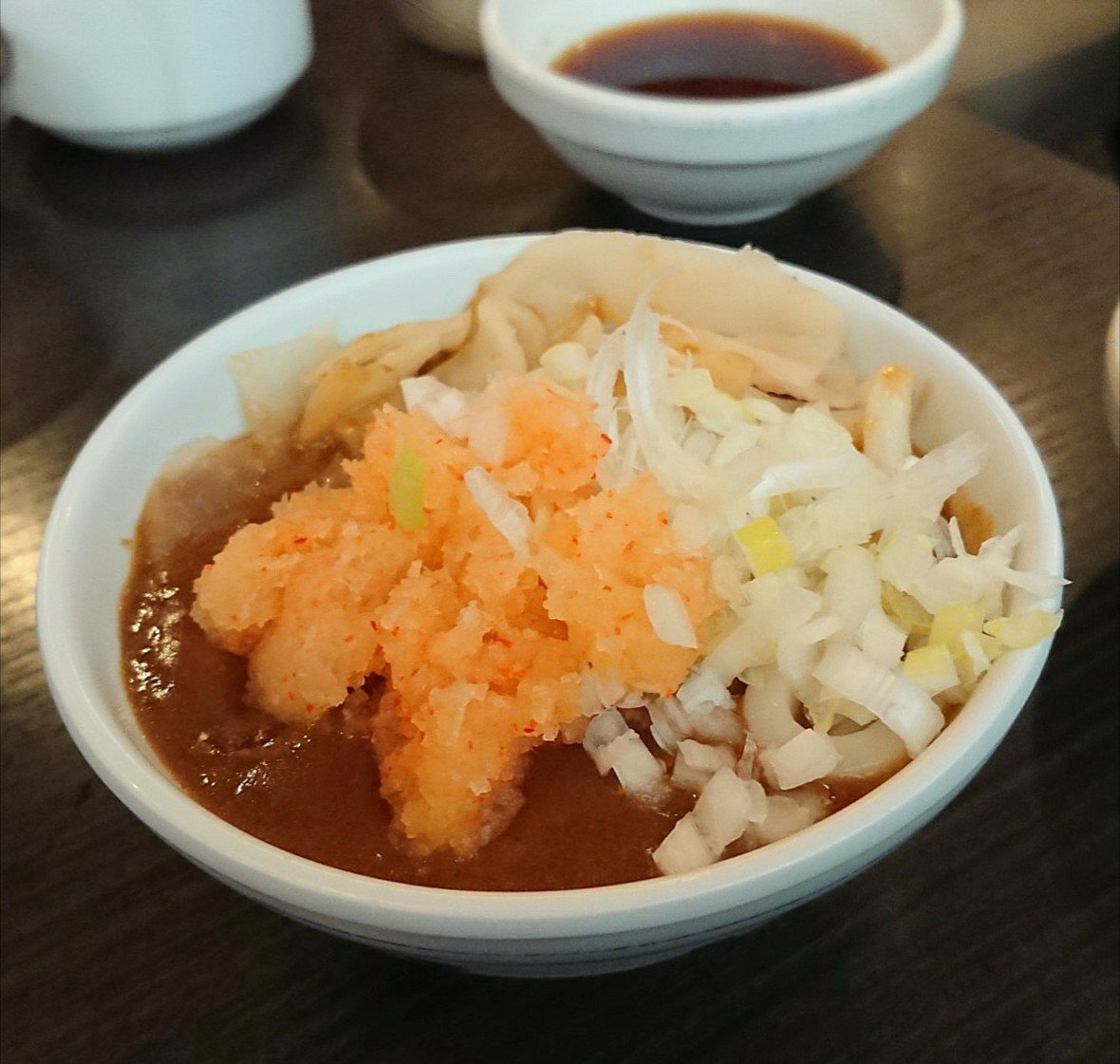 monamie200's tweet photo. しゃぶ葉で最高に美味しいカレーうどんを作るトッピングを見つけたので良ければ試してほしい
・うどんを入れてカレーを掛ける
・もみじおろしと刻みネギを乗せる
・茹でたしめじを乗せる
・上にポン酢を掛ける
ポン酢は多めに掛けるのがオススメ！
ポン酢の効果でカレーの旨味が増して全部美味しくなる https://t.co/8M2lDriO7d