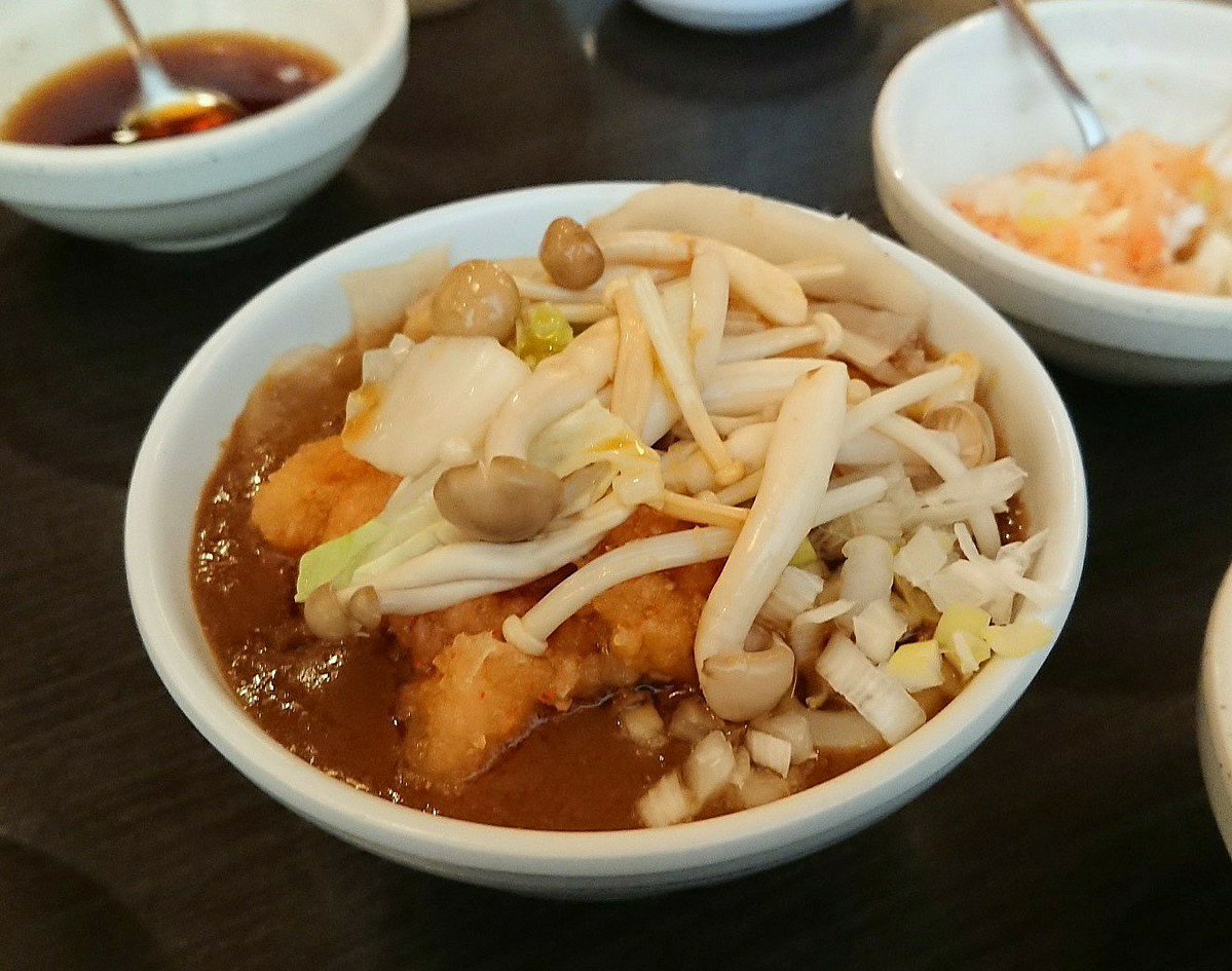 monamie200's tweet photo. しゃぶ葉で最高に美味しいカレーうどんを作るトッピングを見つけたので良ければ試してほしい
・うどんを入れてカレーを掛ける
・もみじおろしと刻みネギを乗せる
・茹でたしめじを乗せる
・上にポン酢を掛ける
ポン酢は多めに掛けるのがオススメ！
ポン酢の効果でカレーの旨味が増して全部美味しくなる https://t.co/8M2lDriO7d