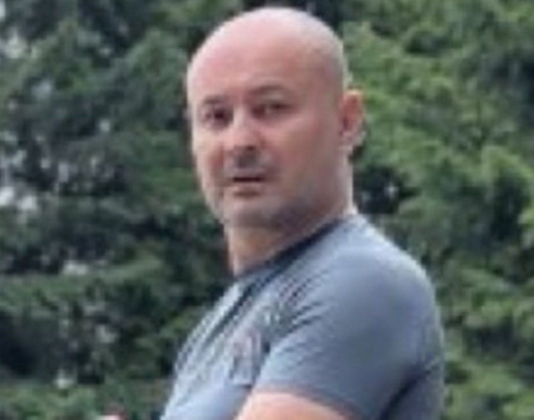BezStraha26279's tweet photo. RUSKA STRANKA – KOORDINATOR MAGDIĆ

MILAN MAGDIĆ IZ JAGODINE, , GODINAMA JE JEDNA OD VEZA IZMEĐU LOKALNIH POLITIČKIH I KRIMINALNIH KRUGOVA.

MAGDIĆ JE KUM SA ZORANOM NIKOLICEM A BLIZAK JE I SA ZVONKOM, DOK SE DANAS POMINJE KAO VEZA PREMA RUSKOJ STRANCI I ZORANU.

MAGDIĆ JE JOŠ POČETKOM 2000-IH BIO POZNAT POLICIJI I OSUĐIVAN ZBOG TRGOVINE NARKOTICIMA.

PALMI JE REDOVNO DOVODIO MALOLETNE DEVOJCICE ZA BUNGA BUNGA ŽURKE

U DISKOTECI JE UPUCAO NEMANJU JOVANOVIĆA I NJEGOVOG OCA KOjI SU VLASNICI LOkALA ITALIANO PA IM JE DAO 200 000 EUR DA GA NE PRIJAVE

PRIKUPLJA „SIGURNE GLASOVE“ ZA SNS — PREKO PRITISAKA I UCENA, A REĐE KUPOVINOM GLASOVA.

POMINJE SE I KAO JEDAN OD LJUDI KOJI ORGANIZUJU EKIPU ZA DOLAZAK U BEOGRAD I ĆACILEND.

 VEĆ IMA OKO 20 LJUDI KOJE PLANIRA DA VODI U BEOGRAD 25. OKTOBRA.