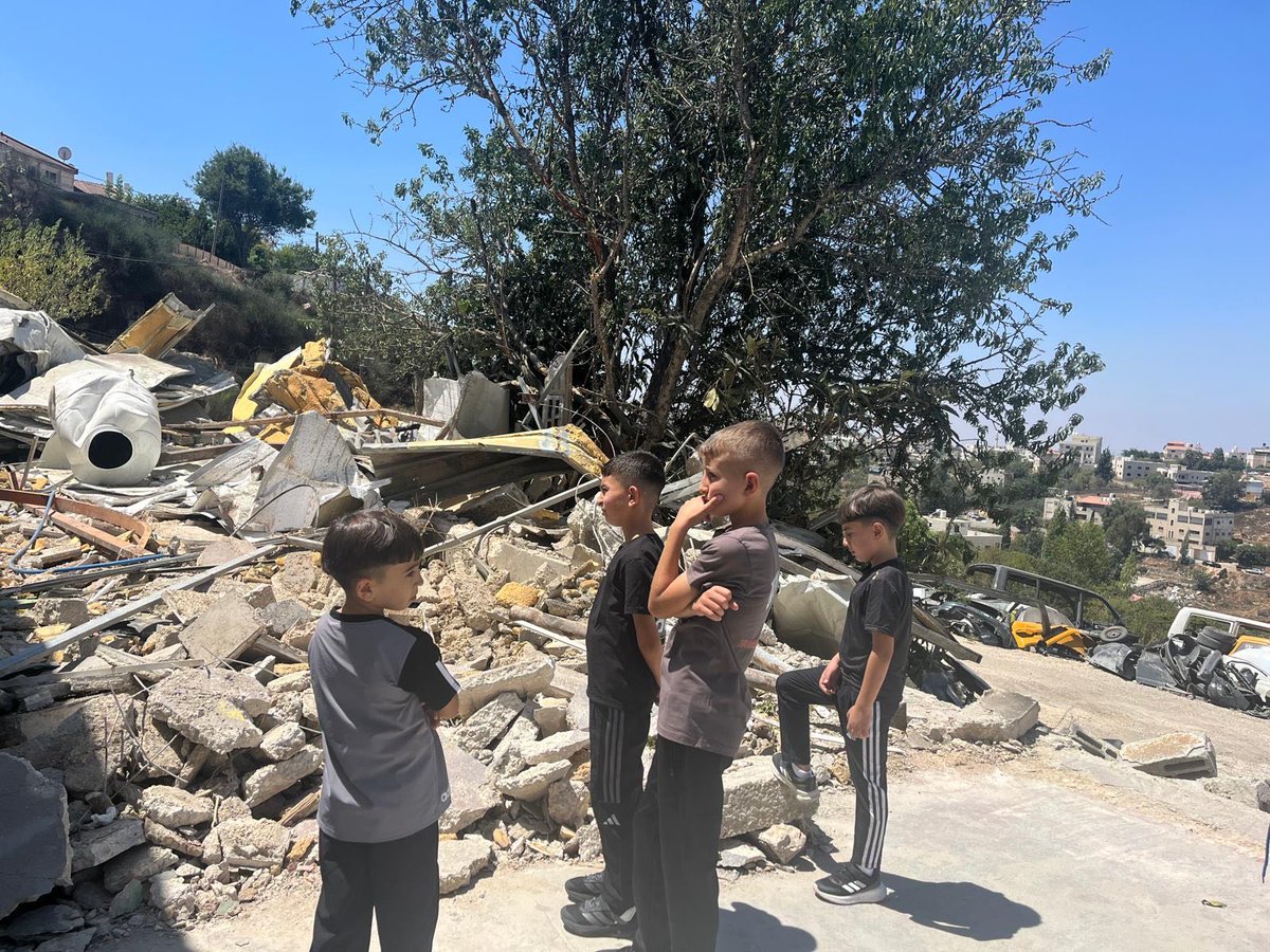 UNRWAes's tweet photo. 🔴 147 personas expulsadas de sus hogares en una semana. Entre ellas, 73 niños. En #Cisjordania ocupada, demasiadas familias viven con una maleta siempre preparada. https://t.co/Y6bPkvhjHq https://t.co/jbl9nl1L6c