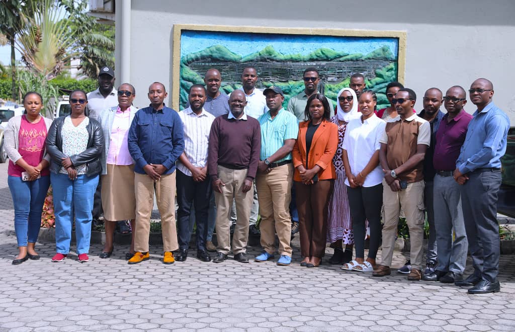 HoReCo_Rw's tweet photo. This week, together with stakeholders, we wrapped up a technical workshop in @MusanzeDistrict, organized by @InspectorateRw and supported by @AGRA_Africa, to review proposed nursery and seedling production regulations.
The review focused on avocado and chilli seedlings quality, traceability, certification and risk-based inspection to strengthen both avocado and chilli value chains.