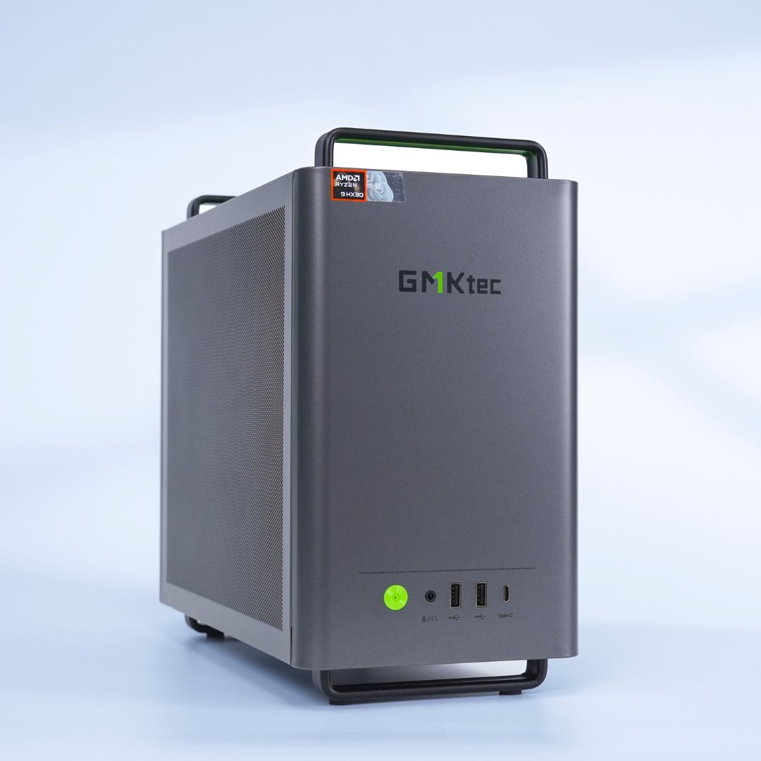 GMKtec_Europe's tweet photo. ❄️ Cool bleiben. Volle Leistung bringen.
Der GMKtec NEO-X1 Pro kombiniert eine All-in-One-CPU-Wasserkühlung mit einem Drei-Lüfter-Kühlsystem.
🌙 Leise 54 W | ⚖️ Ausbalanciert 85 W | 🚀 Leistung 160 W (Spitze 170 W)
💾 Bis zu 96 GB DDR5 
#GMKtec #NEOX1Pro #Wasserkühlung #GamingPC https://t.co/Oj6WjF9txP