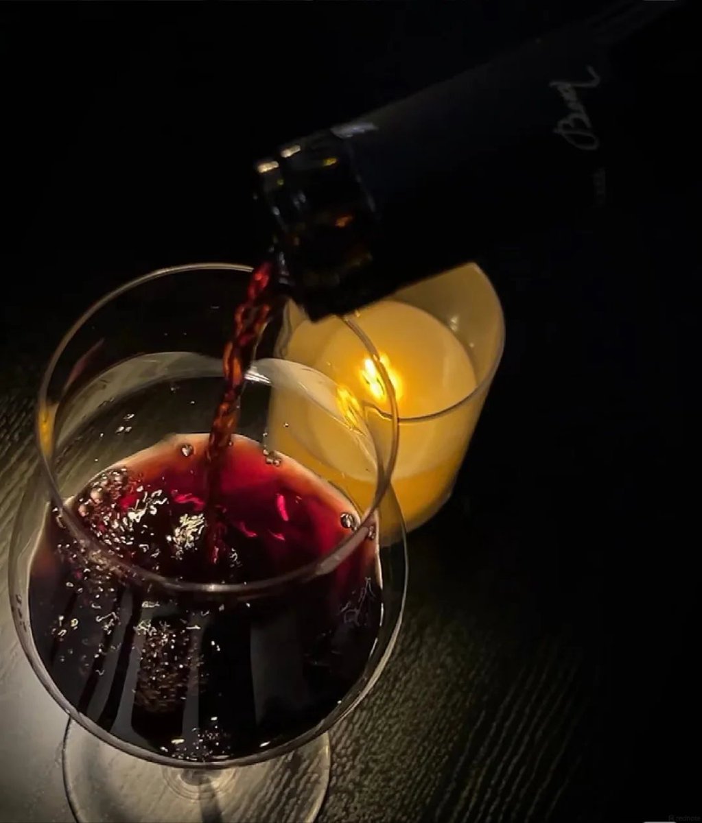 Grace686l's tweet photo. Alcohol is an adult's ticket to the realm of dreams, and the night is enchanting https://t.co/1uSDoT5zZZ