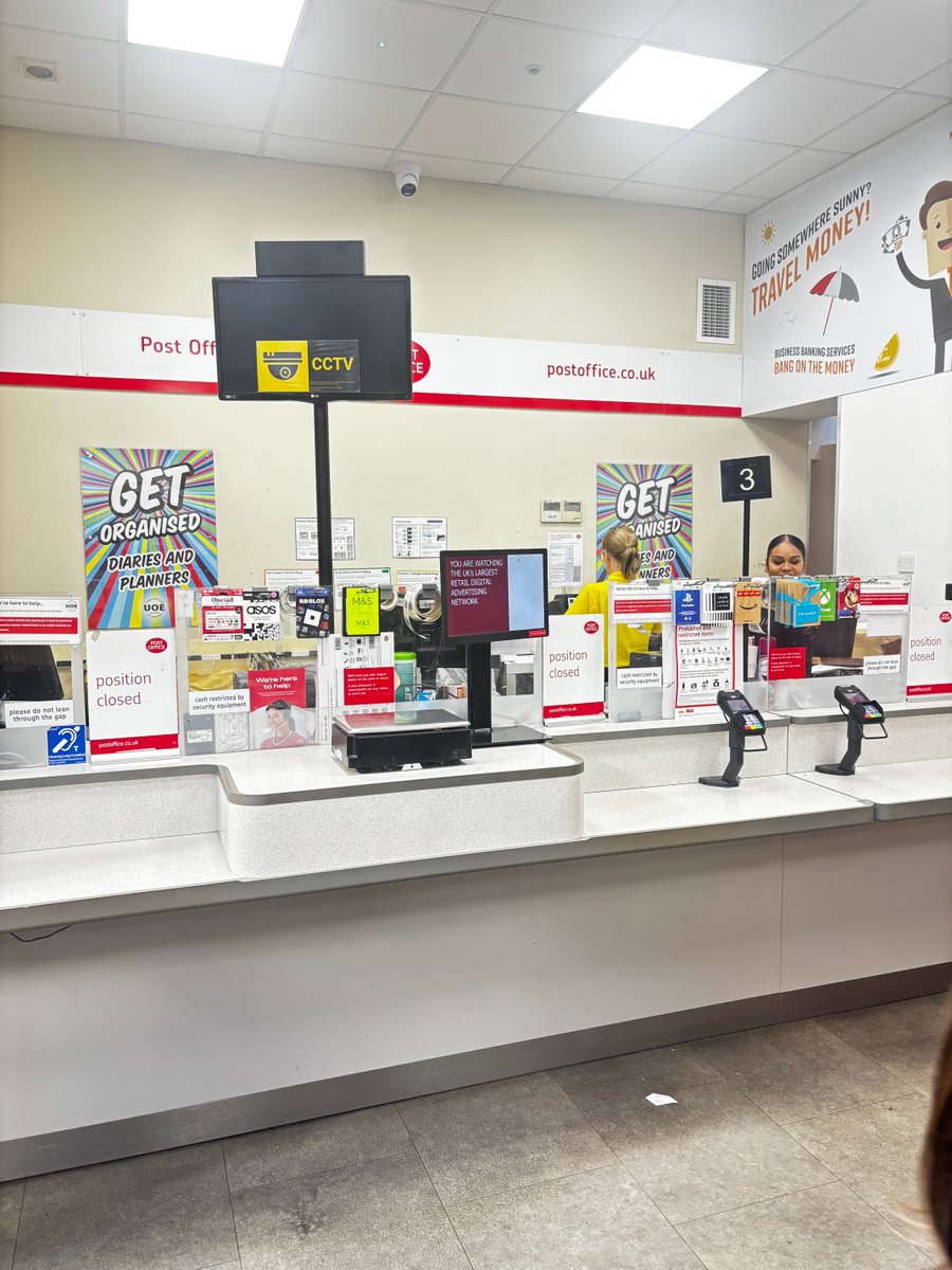 onionsknow's tweet photo. Every counter closed but we still queued in true Brit style @postoffice https://t.co/pFmhO3TlsN