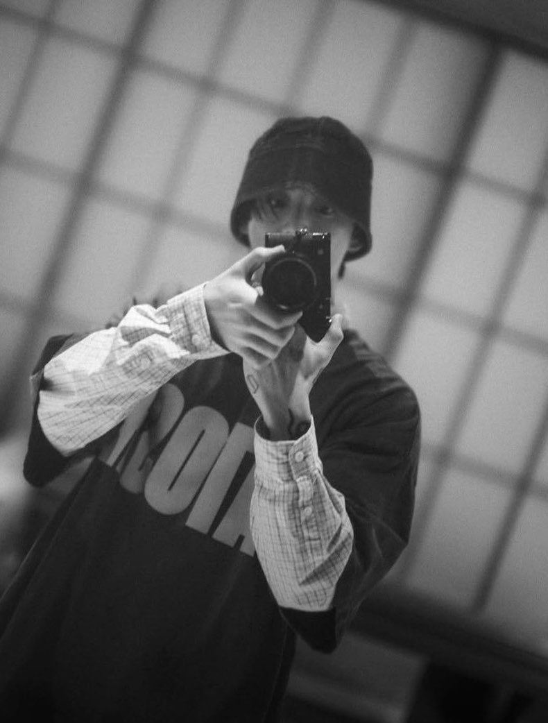 nijinokaker7's tweet photo. ジョングクがインスタにアップしてるのはLEICA M11のデジカメの方だよ
M6はフィルムカメラ https://t.co/8uEU5cSHvI