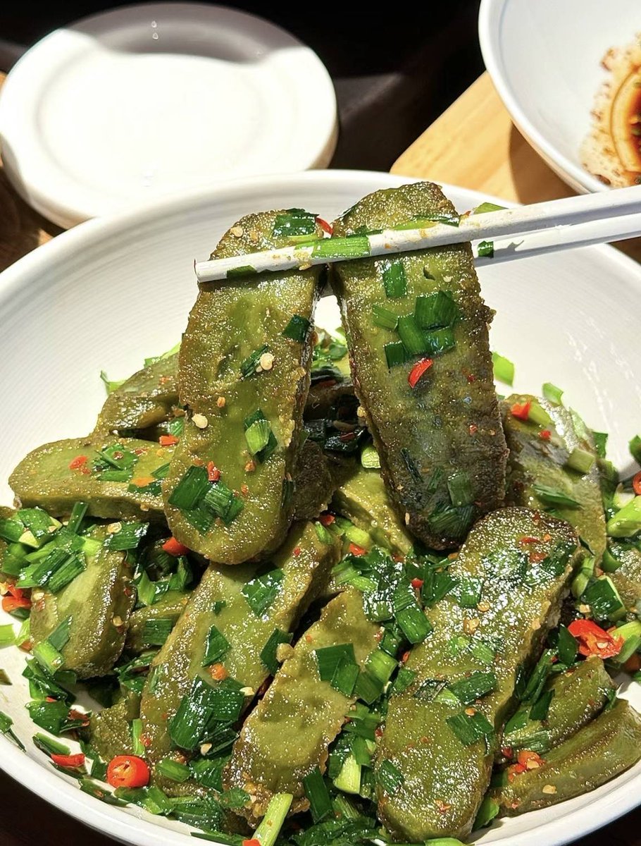 LuckyShorec4pn's tweet photo. Lmao, this meal’s so greasy it’s making my stomach feel weird—hope I don’t get gastritis! https://t.co/S8BeKsbLif