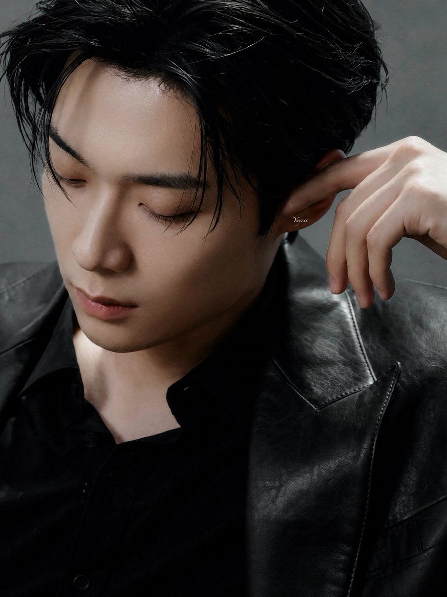 maiii_ieee's tweet photo. Bê cái thần thái này đi show tối nay tại Paris Fashion Week là con này ngất nhé Yoonsik ơiiiii

WELCOME KIM YOON SIK TO PARIS

#YOONSIKPFWSS27
#KIMYOONSIKINPARIS https://t.co/mLqZkIdXy0