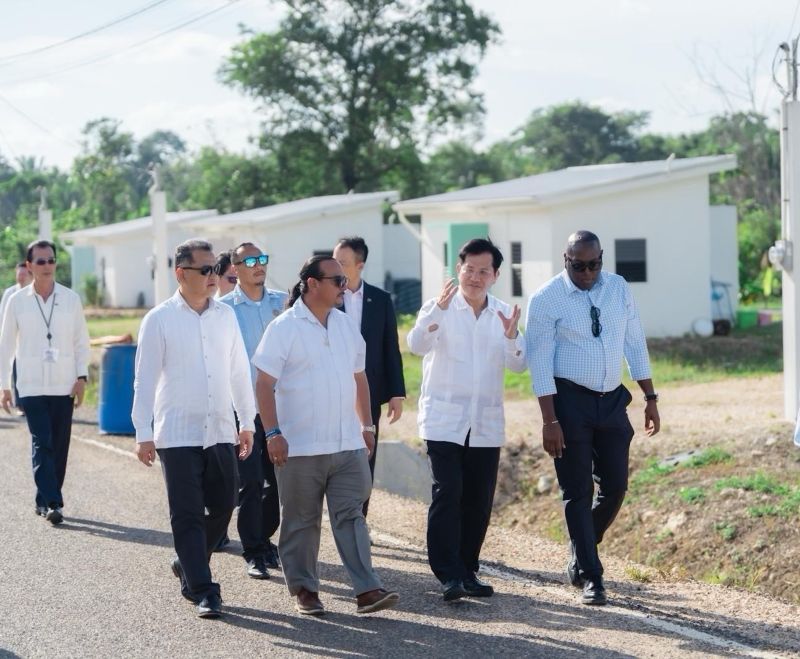 Taiwan_Today's tweet photo. Minister of Foreign Affairs Lin Chia-lung🇹🇼 (front, second right) visits a public housing project during his Sept. 28-30 visit to #Belize🇧🇿. Lin was accompanied by Mayor of Belmopan City Pablo Cawich (front, second left). (📸MOFA) https://t.co/WGzNK0Sok7