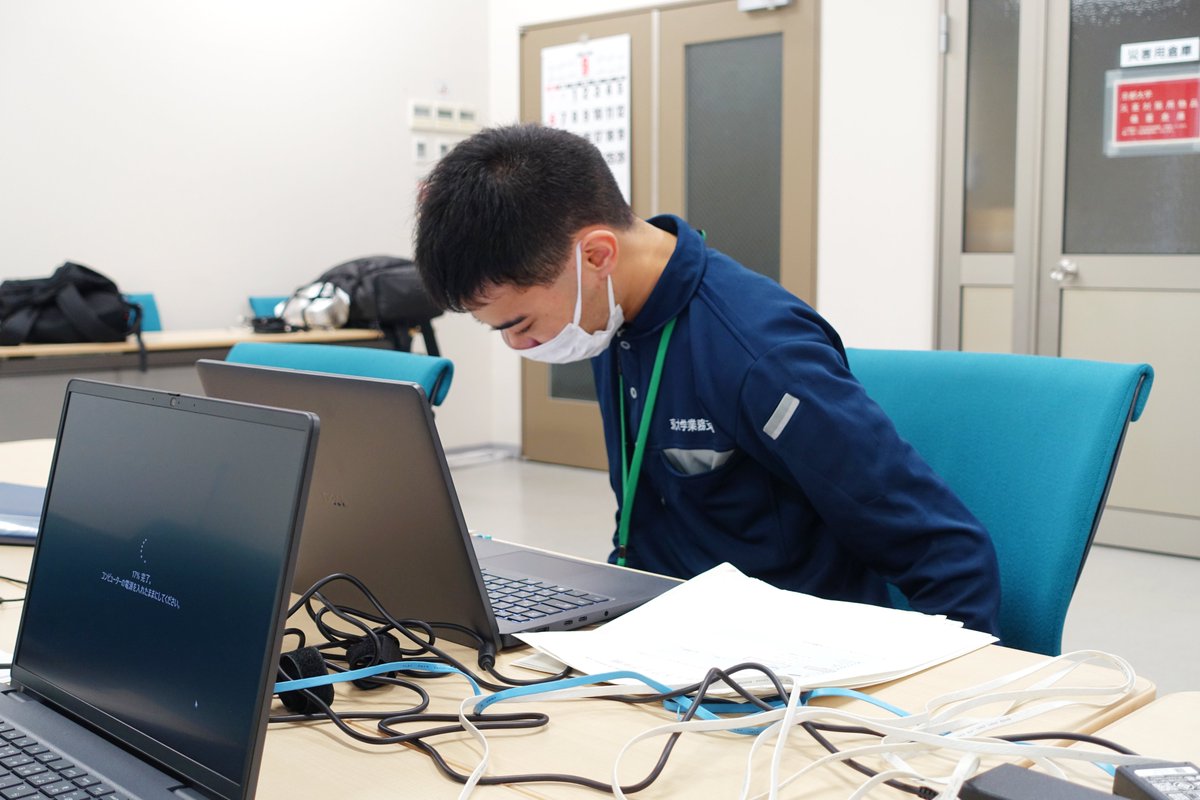 ossopd_ku's tweet photo. 集中して作業している様子です。 https://t.co/JosNyEjURc