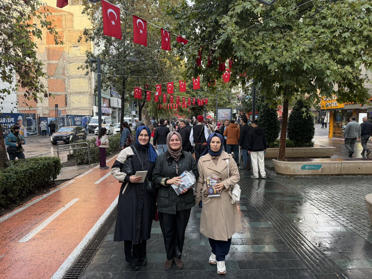 akkadinizmit41's tweet photo. 🌳 Kocaeli’nde Ağaçlarımız 16. Kez Kitap Açtı! 📚

Kocaeli Büyükşehir Belediye Başkanımız Tahir Büyükakın, İl Başkanımız Dr. Şahin Talus ve teşkilat mensuplarımızla birlikte, 16. kez düzenlenen Ağaçlarımız Kitap Açtı etkinliğine katılım sağladık.

Kitapların ve doğanın buluştuğu bu anlamlı etkinlikte emeği geçen herkese teşekkür ediyoruz.

@tugbaisikercan 
@yyaseminozdemir 
@AKKADINGM 
@akkadinkocaeli