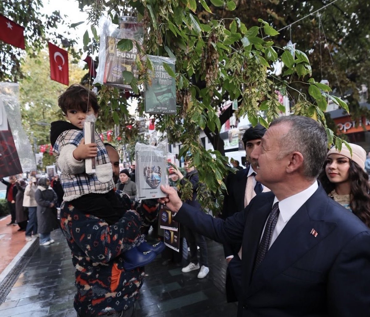 akkadinizmit41's tweet photo. 🌳 Kocaeli’nde Ağaçlarımız 16. Kez Kitap Açtı! 📚

Kocaeli Büyükşehir Belediye Başkanımız Tahir Büyükakın, İl Başkanımız Dr. Şahin Talus ve teşkilat mensuplarımızla birlikte, 16. kez düzenlenen Ağaçlarımız Kitap Açtı etkinliğine katılım sağladık.

Kitapların ve doğanın buluştuğu bu anlamlı etkinlikte emeği geçen herkese teşekkür ediyoruz.

@tugbaisikercan 
@yyaseminozdemir 
@AKKADINGM 
@akkadinkocaeli