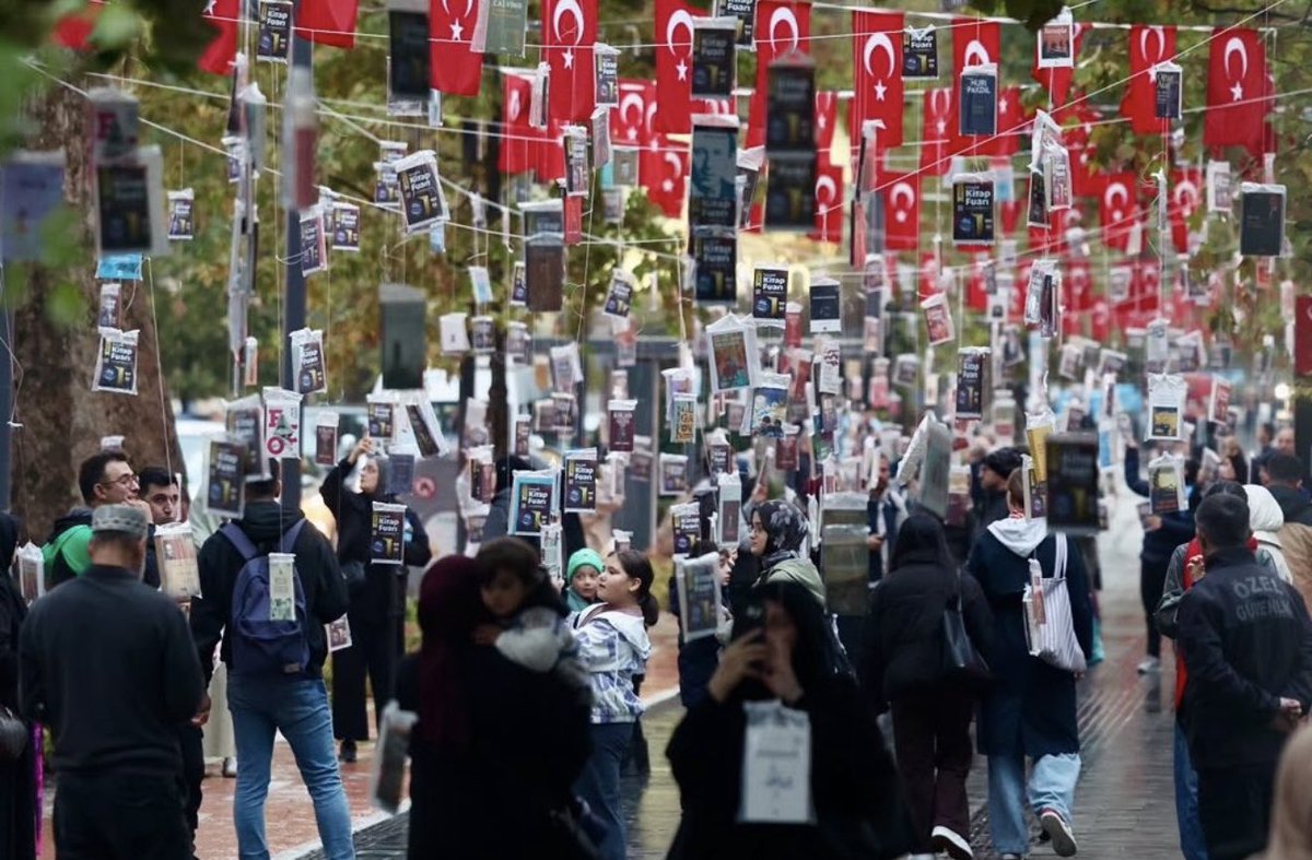 akkadinizmit41's tweet photo. 🌳 Kocaeli’nde Ağaçlarımız 16. Kez Kitap Açtı! 📚

Kocaeli Büyükşehir Belediye Başkanımız Tahir Büyükakın, İl Başkanımız Dr. Şahin Talus ve teşkilat mensuplarımızla birlikte, 16. kez düzenlenen Ağaçlarımız Kitap Açtı etkinliğine katılım sağladık.

Kitapların ve doğanın buluştuğu bu anlamlı etkinlikte emeği geçen herkese teşekkür ediyoruz.

@tugbaisikercan 
@yyaseminozdemir 
@AKKADINGM 
@akkadinkocaeli