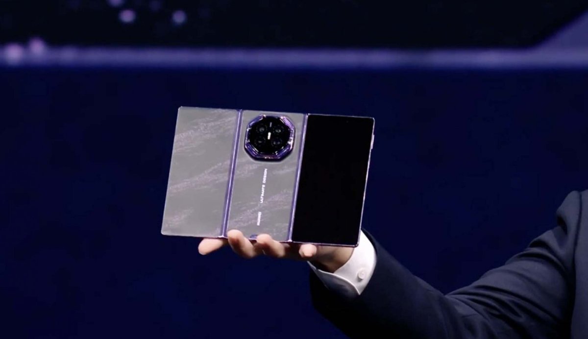 LivingInHarmony's tweet photo. Already sold 100,000 units of Mate XT 2 in the past 3 weeks in the market since September 12th, confirmed by the company! Tau's Law 3nm-eqiv LogicFolding chip is already proven in mass production
#Huawei #HarmonyOS #MateXT2 #LogicFolding #Kirin9050Pro
https://t.co/AjJ7GdbTkk https://t.co/hlyFryPimG